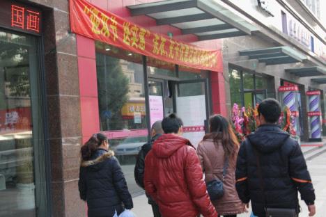 干洗加盟風險大嗎？UCC洗衣加盟連鎖品牌加盟總部將派遣專業(yè)人員駐店指導。降低加盟風險！