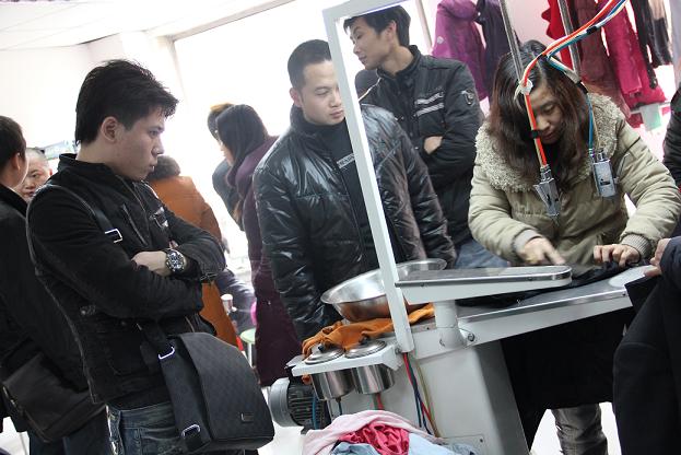 柳小姐的UCC干洗店生意門庭若市 