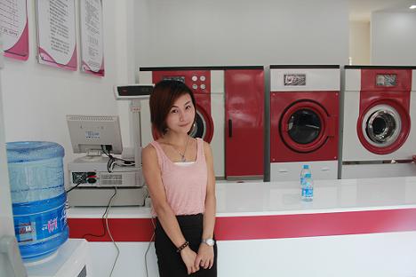 UCC干洗加盟商，在干洗店留影